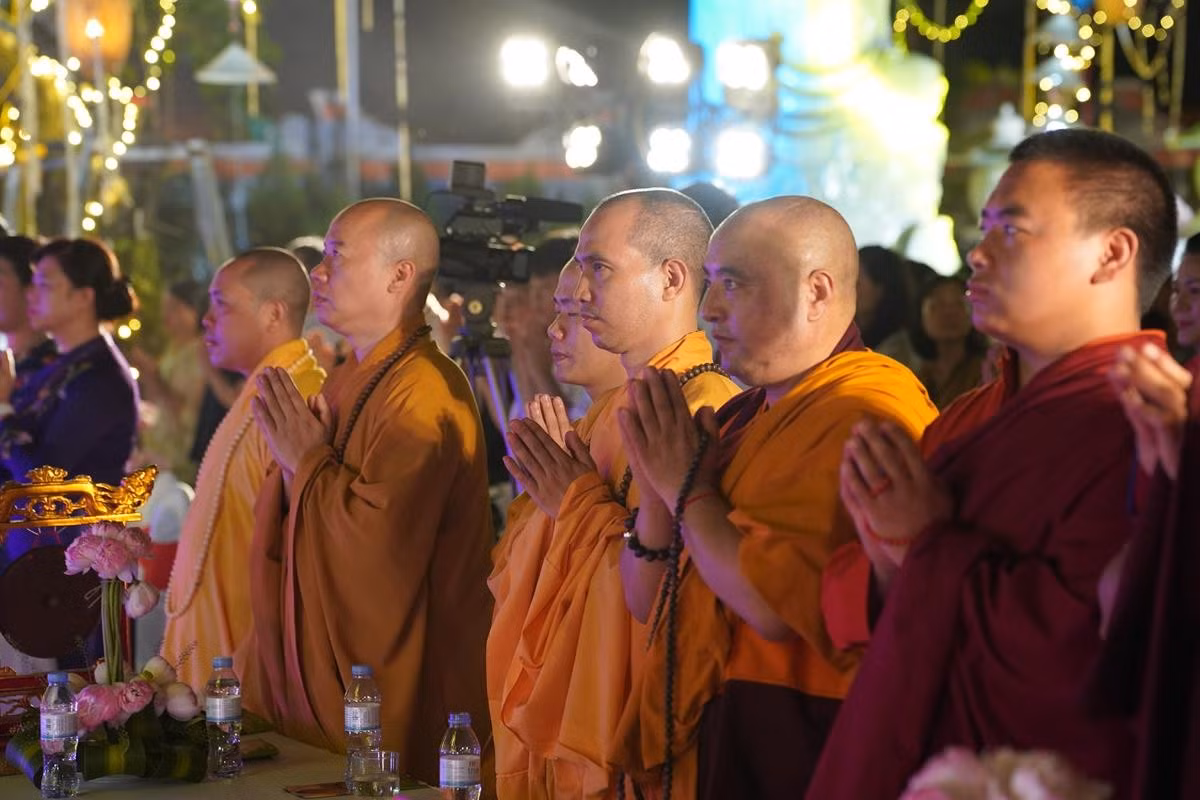 Ha Noi: Hang nghin Phat tu ve chua Quan Am tham du Dai le Phat Dan PL.2568-Hinh-10