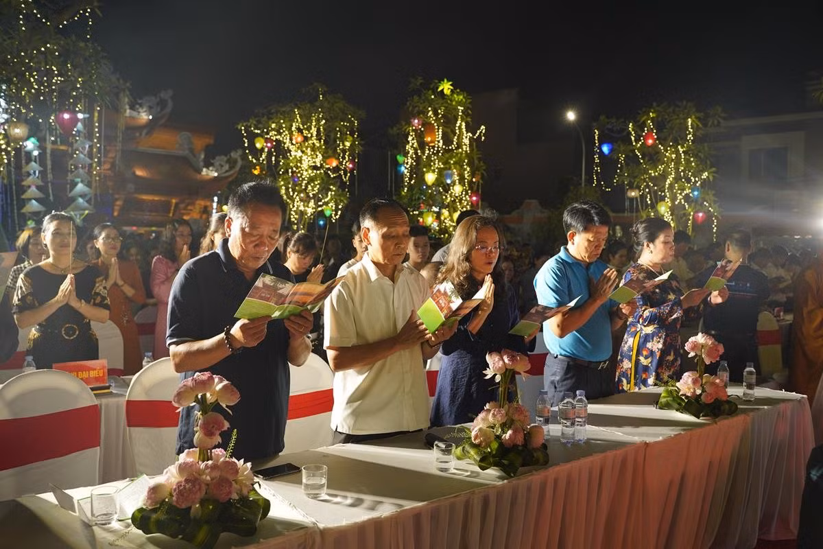 Ha Noi: Hang nghin Phat tu ve chua Quan Am tham du Dai le Phat Dan PL.2568-Hinh-72
