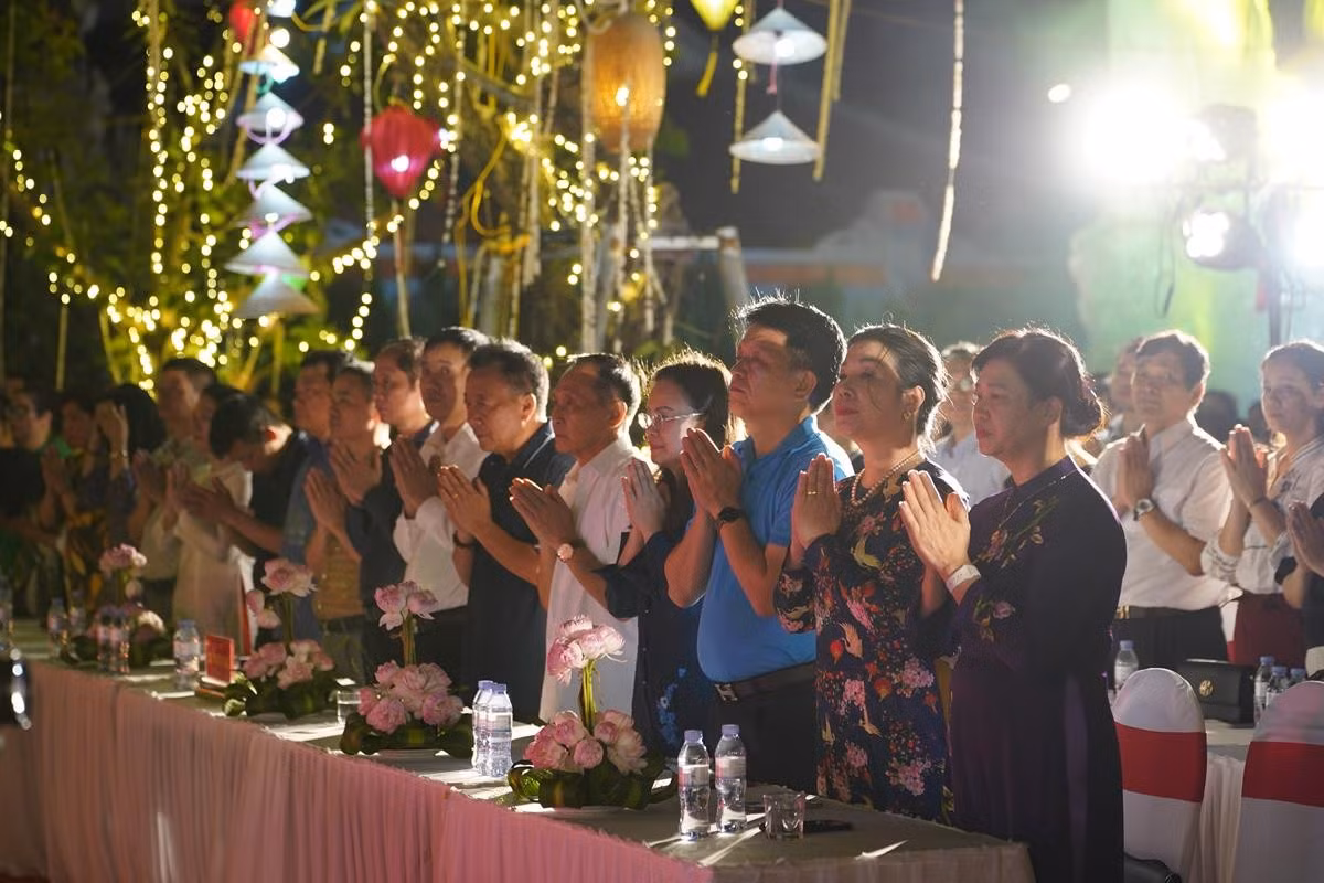 Ha Noi: Hang nghin Phat tu ve chua Quan Am tham du Dai le Phat Dan PL.2568-Hinh-8