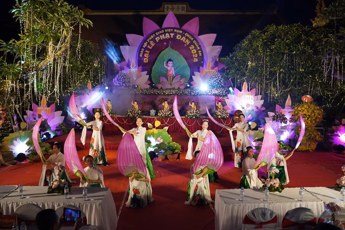 Ha Noi: Hang nghin Phat tu ve chua Quan Am tham du Dai le Phat Dan PL.2568-Hinh-34
