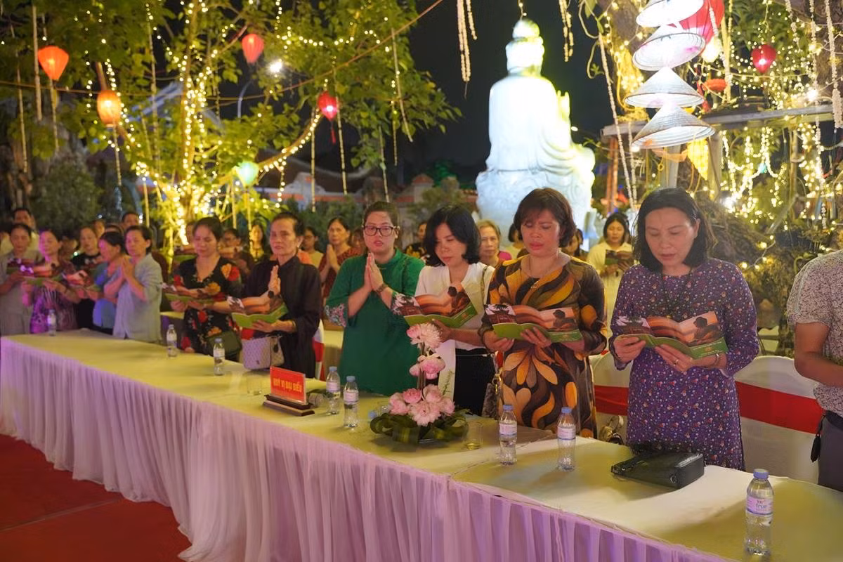 Ha Noi: Hang nghin Phat tu ve chua Quan Am tham du Dai le Phat Dan PL.2568-Hinh-73