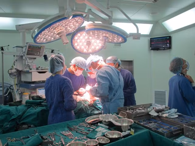 Bác sỹ McKay McKinnon và ekip mổ