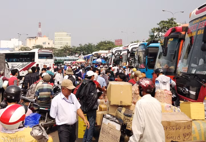 Bến xe Miền Đông đã bắt đầu đợt cao điểm phục vụ khách về quê nghỉ Tết Giáp Ngọ
