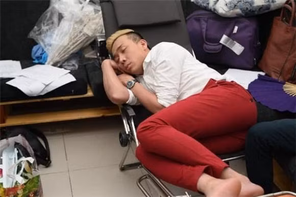 Tran Thanh bi ban be 'dim hang' luc ngu ga ngu gat khi di quay phim-Hinh-5