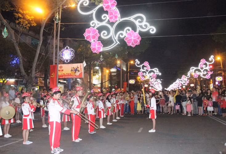 Suốt tuyến đường Lê Lợi dài hơn 1km, nhiều chương trình lễ hội đường phố đã diễn ra thu hút sự quan tâm của du khách.