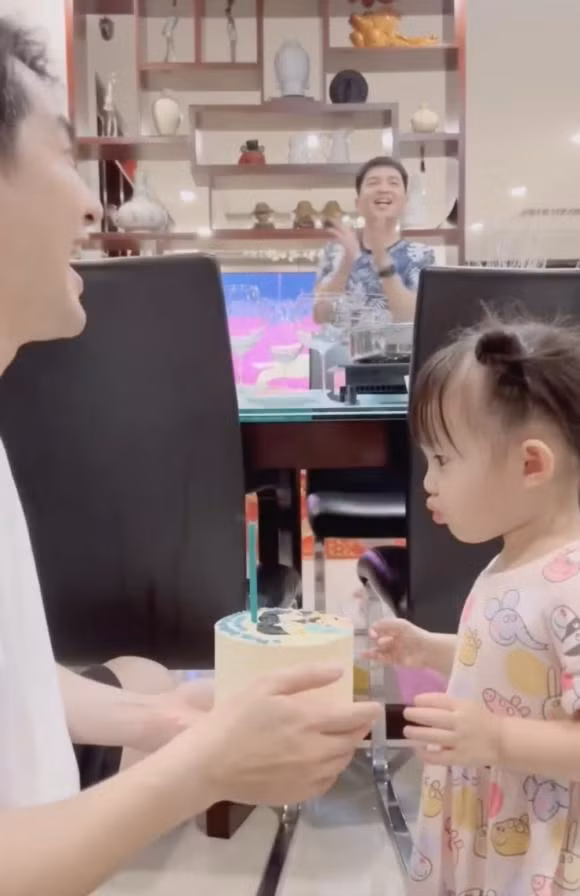 Con gái Đông Nhi "đốn tim" với loạt biểu cảm - Hình 4 Con gai Dong Nhi