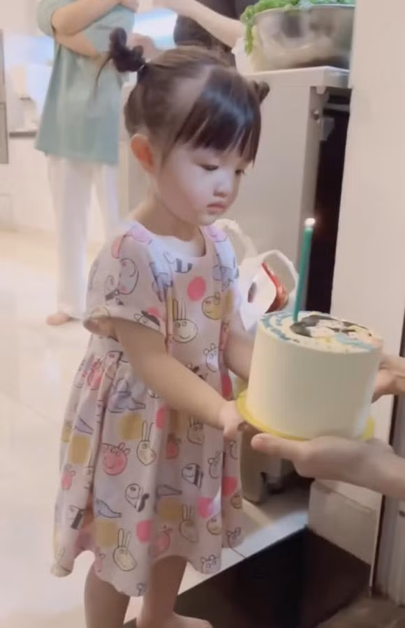 Con gái Đông Nhi "đốn tim" với loạt biểu cảm - Hình 3 Con gai Dong Nhi