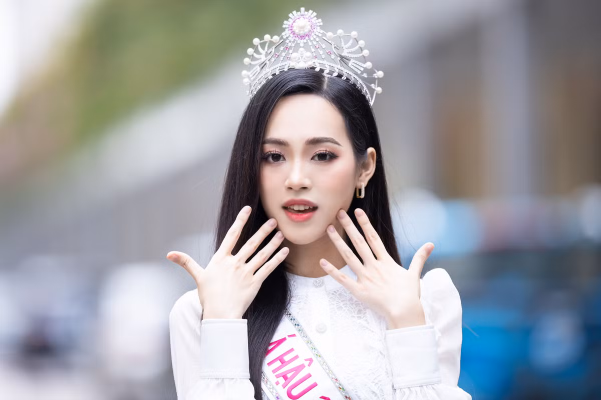Cô gái 20 tuổi còn giành giải Người đẹp có làn da đẹp nhất tại cuộc thi. Trịnh Thùy Linh thu hút bởi ngoại hình cân đối với chiều cao 1,72 m, số đo ba vòng 87-58-95 cm. Fan sắc đẹp nhận xét Trịnh Thùy Linh có gương mặt đẹp, hài hòa nhất trong top 3 Hoa hậu Việt Nam năm nay.