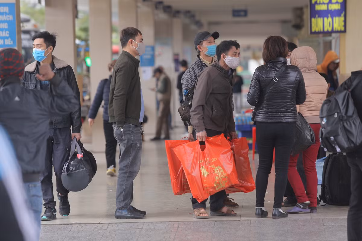 Những món quà, túi quà Tết được người dân mang theo rời Hà Nội.