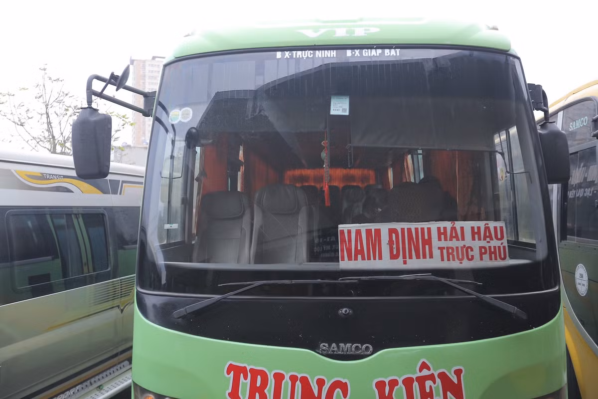 "So với Tết mọi năm là vắng hơn hẳn. Ngày trước thì hết sạch vé, khách còn tranh nhau lên, bây giờ cứ phải ngóng từng khách", một lái xe cho biết.