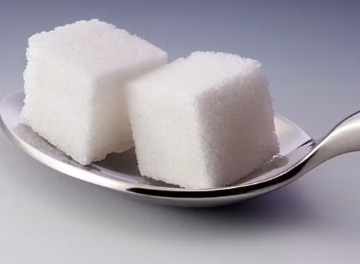 Đường. Ăn quá nhiều đường sẽ làm tăng mỡ bụng. Thêm vào đó đường cùng ánh nắng mặt trời và hút thuốc là 3 nguyên nhân chính dẫn tới nếp nhăn. Một khi nồng độ đường trong máu cao sẽ gây đứt gãy các collagen dưới da. Mỗi lần đứt gãy, sự đàn hồi của collagen bị cứng đi, dẫn đến da có nếp nhăn và chảy sệ.