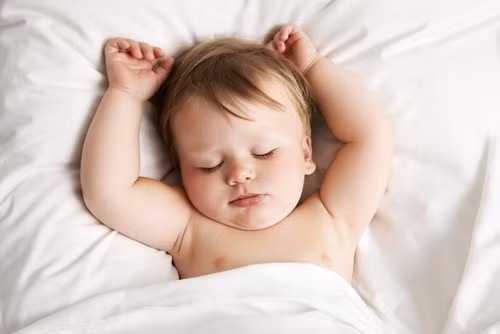 Muốn trẻ ngủ ngon thì phải tắt hết đèn và giữ yên lặng tuyệt đối. Trong khi một số trẻ sơ sinh thậm chí còn chỉ thích ngủ ngày, thì đa số các bé đều có thể ngủ trong điều kiện có âm thanh và ánh sáng ở mức độ nhẹ. Hơn nữa, đừng cố tạo cho bé thói quen chỉ ngủ được khi đã tắt hết đèn và yên tĩnh. Trẻ như vậy sẽ càng khó ngủ và không thể thoải mái say giấc trong mọi tình huống.