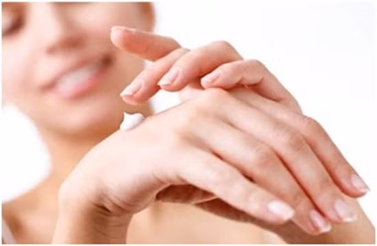 Chất chống oxy hóa. Sử dụng một số loại kem chống oxy hóa hoặc huyết thanh trên tay của bạn cũng là cách làm tuyệt vời để bảo vệ làn da tay mỏng manh khỏi tất cả tác hại từ môi trường.