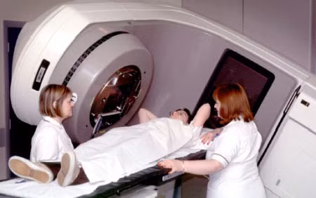 Giai đoạn xâm lấn, chưa di căn xa : kiểm soát khối u và hạch, hỗ trợ phẫu thuật, kéo dài thời gian sống còn, giảm tái phát.