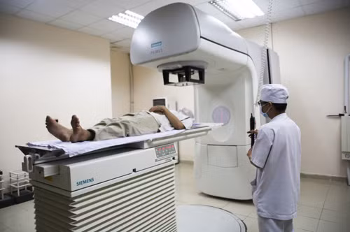 Xạ trị trong ung thư đầu mặt cổ được chỉ định trong các trường hợp sau: Giai đoạn sớm : xạ trị nhằm kiểm soát khối u, dự phòng di căn hạch có thể kết hợp với PT