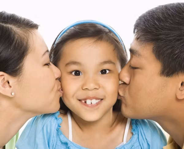 Hơn nữa, gia đình hòa thuận sẽ là nền tảng vững chắc để trẻ yên tâm vui sống, thỏa sức phát huy khả năng sáng tạo, tài năng của mình. Trẻ trưởng thành sẽ được phát triển toàn diện và hoàn thiện mọi kỹ năng sống.