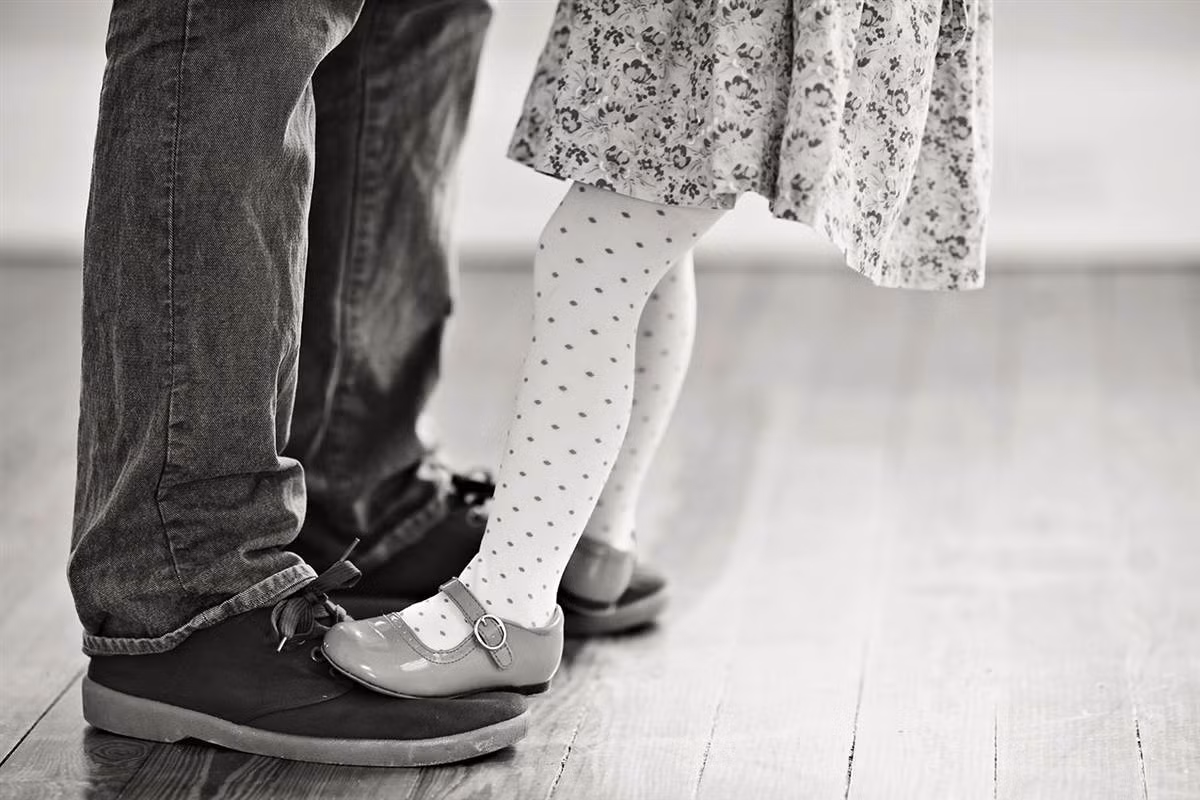 Không có mẹ, bố sẽ giúp con tập múa.
