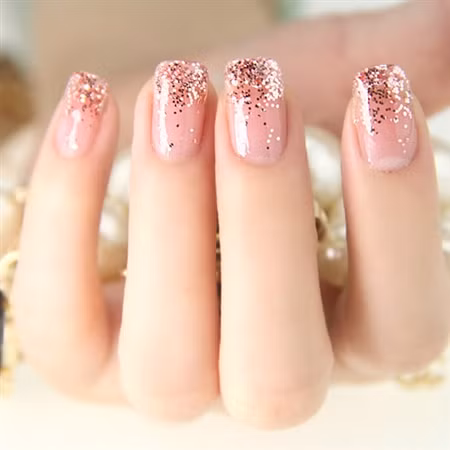 Kiểu nail bóng có chứa sẵn những hạt nhũ li ti sẽ là điểm nhấn lấp lánh cho vẻ ngoài của bạn.