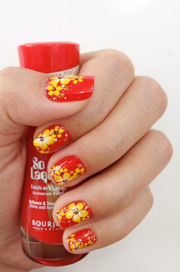 Mẫu nail hoa mai vàng nền đỏ cực đẹp và phù hợp ngày Tết.
