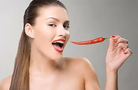 Nếu không biết ăn cay hãy cho thật nhiều ớt vào đồ ăn. Vị cay sẽ làm bạn tiêu hóa nhanh hơn nhưng cũng sẽ có tác dụng làm hạn chế bạn ăn uống vô độ. Nếu bạn không biết ăn cay thì nên cho thật nhiều ớt vào đồ ăn. Ớt có sẽ làm tê tạm thời vị giác của bạn, một chút bỏng rát ở lưỡi sẽ khiến bạn từ bỏ không muốn ăn thêm thứ gì.