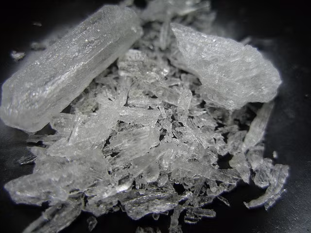 Methamphetamine (meth). Cách đây hàng chục năm, thế giới đã biết tới meth như một loại thuốc trị bệnh, được điều chế để điều trị cho các bệnh nhân có bệnh tâm thần, trầm cảm… Khi dùng, thuốc sẽ kích thích hệ thần kinh người bệnh, khiến họ trở nên hoạt bát, tinh thần hưng phấn, mất cảm giác mệt mỏi, buồn ngủ và làm trí nhớ người bệnh được cải thiện.