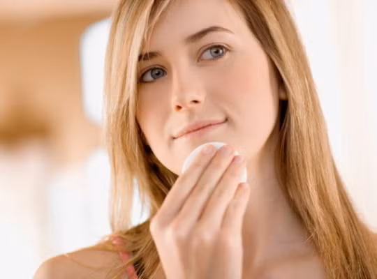 Làm sạch da mặt bằng sửa rửa mặt. Sau đó, dùng nước hoa hồng để cân bằng độ ẩm cho da, đồng thời dùng kem dưỡng để giúp da ẩm mịn sẵn sàng tiếp nhận tốt nhất nhiều lớp trang điểm tiếp theo.