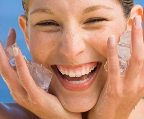 Đá lạnh. Đá lạnh không chỉ dùng để giải khát mà nó còn giúp giảm các vết sưng tấy, trị đau rát do bỏng, trị viêm ngứa da côn trùng cắn... và đồng thời nó còn có tác dụng chữa sẹo. Cách thực hiện: Cho 2 - 3 viên đá lạnh vào miếng vải mềm và thoa đều lên vùng da bị sẹo mụn khoảng 10 - 15 phút. Bạn cần thực hiện một cách kiên trì và đều đặn để có hiệu quả tốt nhất.