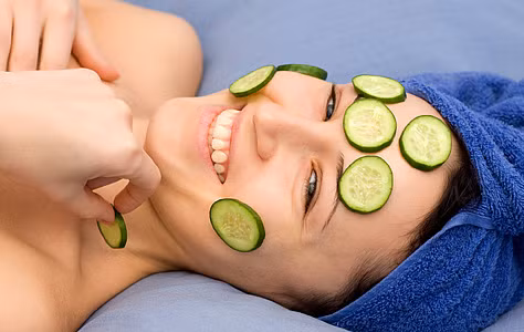 Dưa chuột. Không chỉ riêng cho da nám, dưa chuột được xem là thần dược cho mọi loại da. Với làn da bị nám, bạn hãy xay nhuyễn một quả dưa chuột cùng 1 quả mướp đắng non rồi vắt lấy nước để trong tủ lạnh. Một ngày thoa 2-3 lần lên mặt, 30 phút sau rửa sạch với nước lạnh, sẽ rất tốt trong điều trị sạm da. Chú ý hỗn hợp này chỉ dùng trong ngày, không để lâu.