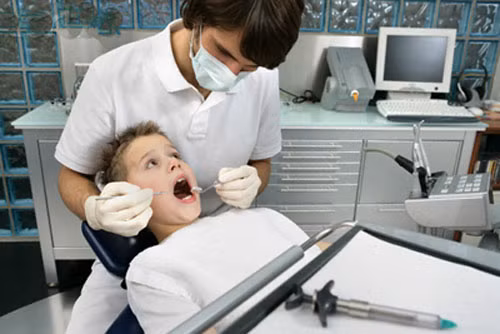 Sâu răng: Hầu hết chúng ta thường được ba mẹ dạy phải đánh răng sau mỗi bữa ăn và trước khi đi ngủ vì để loại bỏ mảng bám và lượng đường còn dính lại trên răng. Điều này sẽ làm răng ít bị nguy cơ sâu răng hơn. Và bé nhà bạn cũng vậy, nếu ăn quá nhiều bánh kẹo mà không đánh răng sẽ khiến răng bị hư hỏng nhanh hơn.
