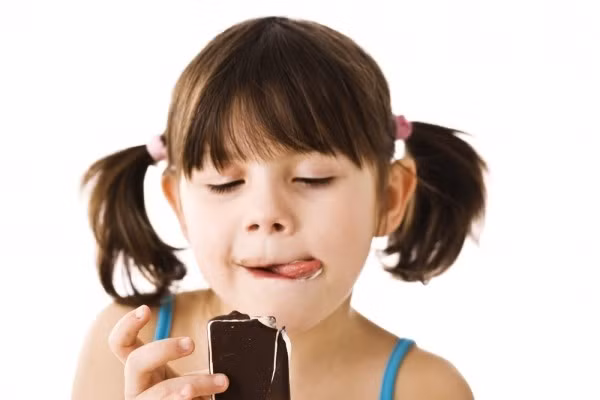 Bệnh nướu răng: Nếu có quá nhiều đường dính trên răng của bé, điều này có thể dẫn đến nhiễm trùng nướu. Bởi vì cơ thể phản ứng với các loại nhiễm trùng khác nhau, những chiếc kẹo bánh ngọt ngào và quyến rũ kia có thể dẫn đến viêm động mạch vành.