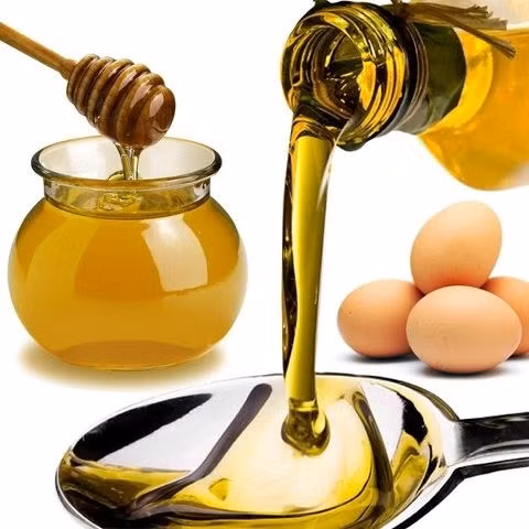 Mặt nạ lòng đỏ trứng và dầu ô liu. Với thành phần dưỡng chất giàu protein, vitamin và axit béo siêu nuôi dưỡng, lòng đỏ trứng không chỉ làm cho tóc bạn thêm mềm mại, bóng mượt và khỏe mạnh mà còn giúp tóc mọc dài hơn, nhanh hơn.