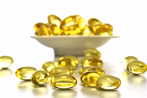 Vitamin E. Vitamin E có tác dụng chống lão hóa và ngăn ngừa các nếp nhăn. Nó có thể được tìm thấy trong các loại ngũ cốc như hạt bí ngô, hạnh nhân rang khô, hạt hướng dương, hạt điều và một số loại dầu thực vật. Ngoài ra, các chị em ngoài 30 tuổi có thể bổ sung vitamin E trực tiếp bằng cách sử dụng loại viên nang có bán tại các quầy thuốc trên thị trường.