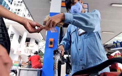 Trong khi Petrolimex liên tiếp kêu lỗ và buộc phải tăng giá xăng dầu trong nhiều năm liền, thì những thông tin về doanh thu, lợi nhuận và cơ chế hoạt động của tập đoàn này cũng rất cần được công khai, minh bạch.
