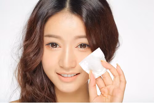 Tẩy trang sạch sẽ trước khi bạn đi ngủ. Khi mua các sản phẩm mĩ phẩm, hãy chọn các thương hiệu có ghi "noncomedogenic" hay "nonacnegenic" trên nhãn. Vứt bỏ mĩ phẩm và dụng cụ trang điểm khi chúng có mùi hoặc trông khác so với lúc mới mua.