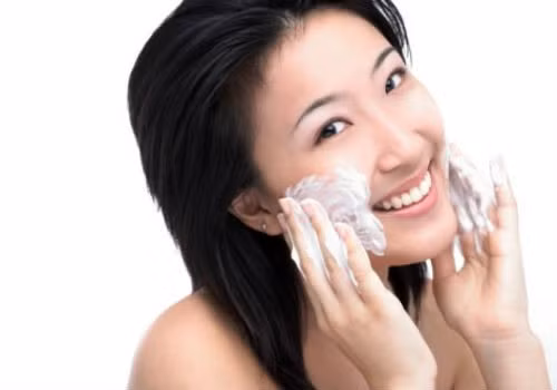 Dưỡng ẩm cho da hàng ngày. Nhiều người cho rằng da bị mụn thì không nên dùng kem dưỡng ẩm để da đỡ bóng nhờn. Tuy nhiên, nhận định này không chính xác. Trên thực tế, kem dưỡng ẩm rất cần thiết cho da mụn. Hãy lựa chọn một loại kem dưỡng ẩm không dầu để đảm bảo độ ẩm cần thiết cho da.