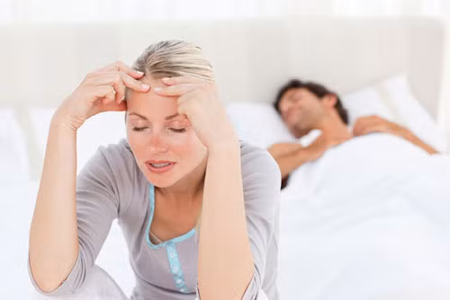 Áp lực gia đình. Vấn đề về giới tính của đứa trẻ của chính là một trong những nguyên nhân khiến người phụ nữ mắc chứng trầm cảm sau sinh. Do phải chịu áp lực của gia đình chồng về chuyện sinh con trai nên khi nhìn thấy đứa con mình sinh ra có giới tính không mong muốn, người phụ nữ dễ có tâm lý chán nản, buồn bã…