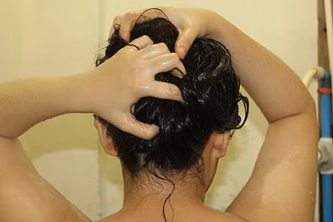 Dùng dầu gội, dầu xả cho tóc uốn: Dầu gội đầu thông thường chỉ có nhiệm vụ tẩy rửa làm sạch da đầu. Nếu bạn tốn hàng triệu đồng để uốn xoăn và nhuộm màu tóc nhưng lại dễ dãi khi chăm sóc tóc xoăn với dầu gội hay dầu xả thì thật là một sai lầm lớn. Tóc sẽ bung ra, rối bời, mất nếp. Nếu cầu kỳ thêm một chút hãy sử dụng dầu gội giữ hoặc nâng tông màu nếu bạn không muốn bị tẩy màu tóc nhuộm sau mỗi lần gội.