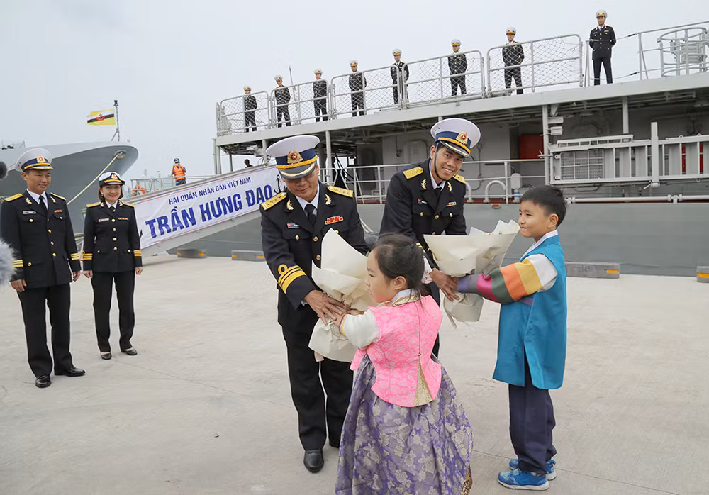Chien ham 015-Tran Hung Dao tham Han Quoc-Hinh-3