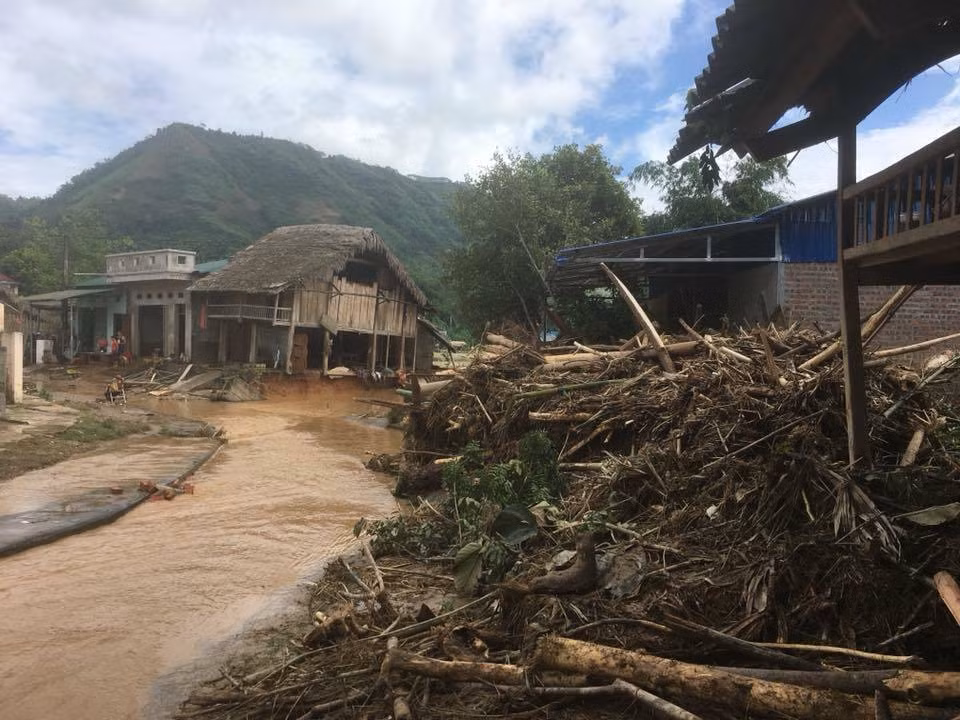 Lao Cai: Lu cuon bay 1 cau sat, sap hang chuc ngoi nha