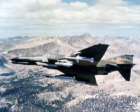 Biến thể làm nhiệm vụ chế áp hệ thống phòng không F-4G mang tên lửa chống radar AGM-88 Harm của Mỹ.
