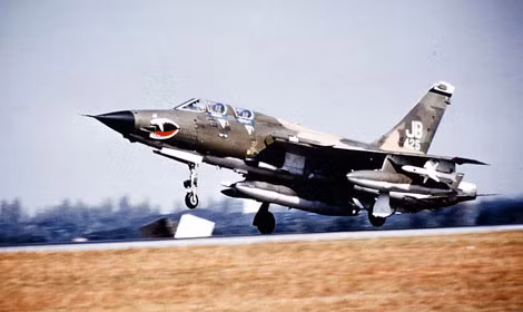 Máy bay chế áp phòng không F-105G mang tên lửa chống radar AGM-45 và AGM-78 hạ cánh xuống sân bay Korat (Thái Lan) năm 1972.