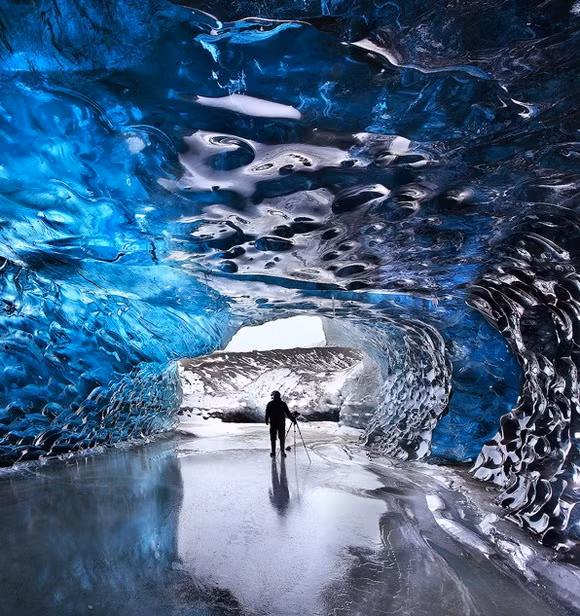 Băng trong hang đã có hàng thế kỷ cho phép không có không khí xâm nhập dẫn đến kết cấu lấp lánh và đầy màu sắc của hang động.