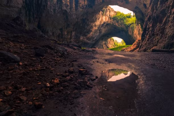 3. Động Devetashka, Bulgaria. Devetashka Cave được xem là một trong những hang động lớn nhất Châu Âu. Không chỉ là thắng cảnh, nó còn được coi như biểu tượng quốc gia của Bulgaria và từng là “chỗ trú thân” đầu tiên của loài người khi các nhà khảo cổ tìm thấy ở đây dấu vết ẩn náu của con người lúc thiên tai.