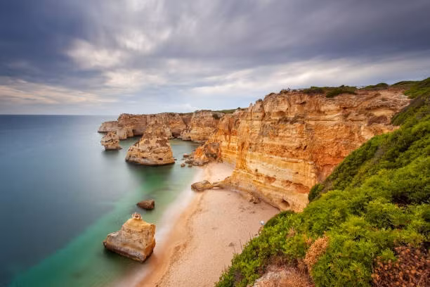 2. Hang động biển Benagil, Algarve, Bồ Đào Nha. Mái vòm tuyệt đẹp của hang động biển này nằm ở thị trấn nhỏ Benagil và là một trong những viên ngọc quý nhất của toàn bộ bờ biển Algarve.