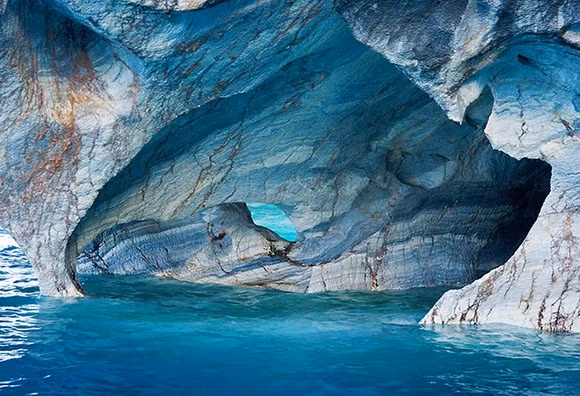 6. Hang động đá cẩm thạch xanh, Chile. Hang đá cẩm thạch hay còn được biết đến với tên gọi là Cuevas de Marmol. Đây là điểm tham quan nổi tiếng ở Chile, nằm trên bán đảo đá vôi Rio Tranquilo.