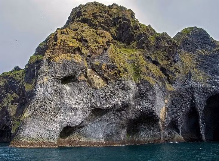 Tảng đá hình con voi tuyệt đẹp ở Iceland. Dù là nhìn từ góc nào, khách du lịch cũng có thể nhìn rõ ràng hình dạng của một chú voi khổng lồ, với tỷ lệ cơ thể hoàn hảo, đu vòi, tai, mắt, chân. Đây là một trong những kiệt tác hoàn hảo của thiên nhiên khiến con người không khỏi xuýt xoa khen ngợi.