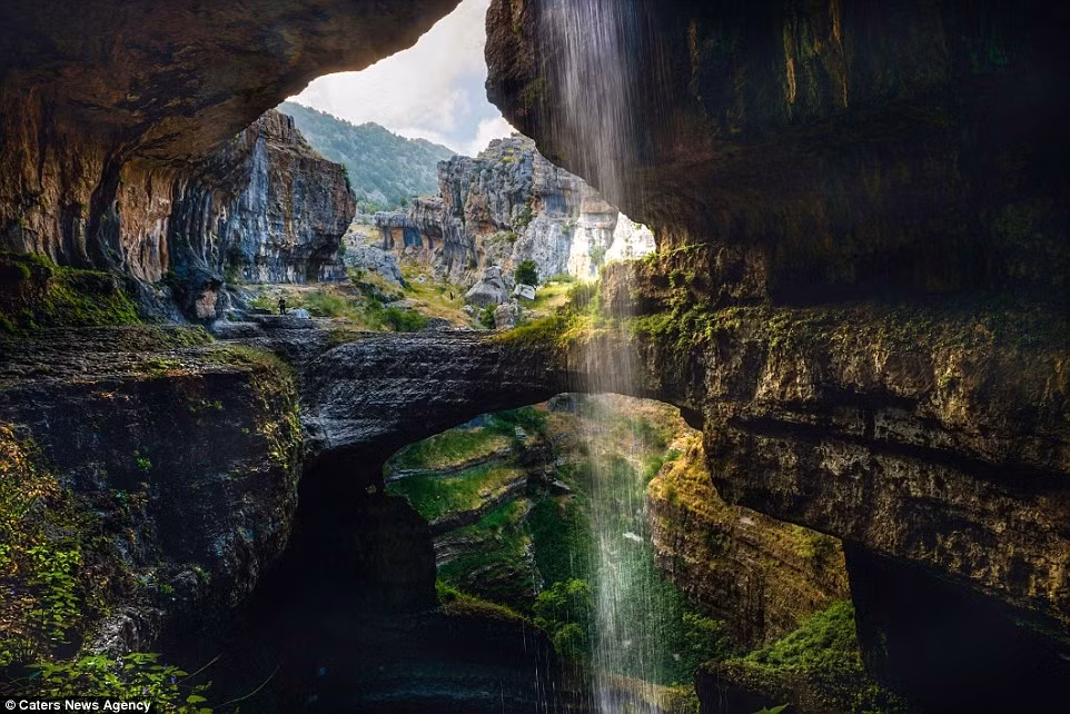 Đặc điểm độc đáo của thác nước Baatara ở Lebanon là dòng thác chảy xuyên qua 3 tầng đá xuống một hang sâu hun hút.