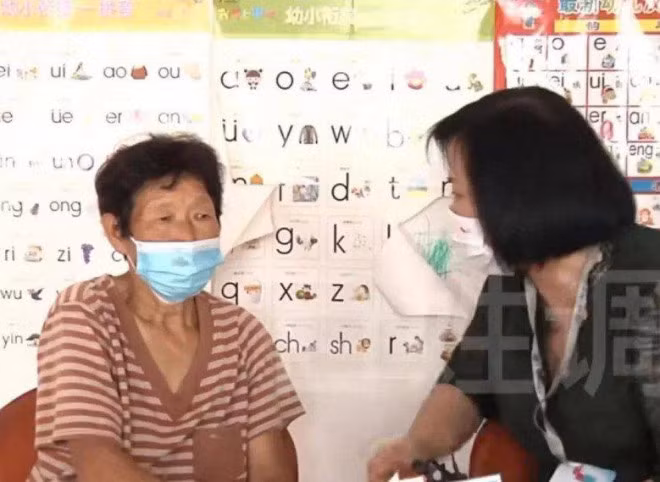 Bat con trai bo vo vi nghe hang xom mach chuyen dong troi