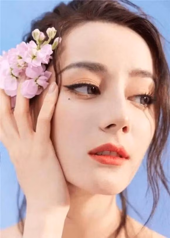 Phu nu co 5 dac diem nay tren khuon mat cang gia cang dep-Hinh-2