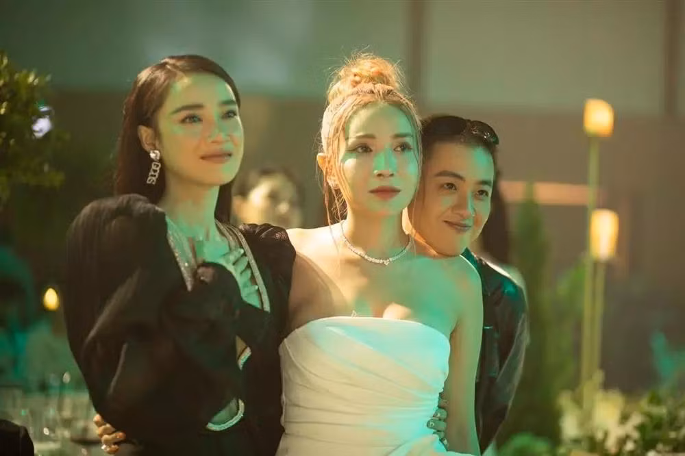 Bà xã Trường Giang duy trì thói quen này mọi lúc mọi nơi khi mặc đồ trễ.